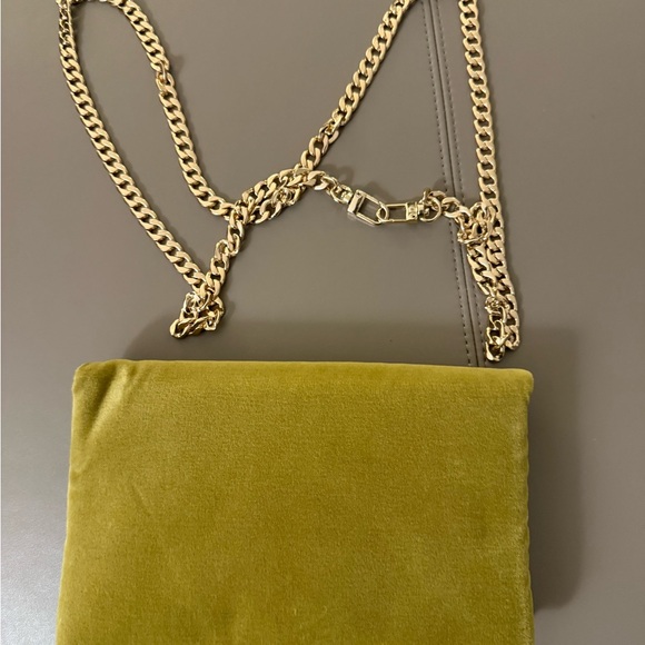 Gucci Limited Edition Green Velvet Extra
Large Sunglasses Case/Pouch with Chain - Picture 2 of 8